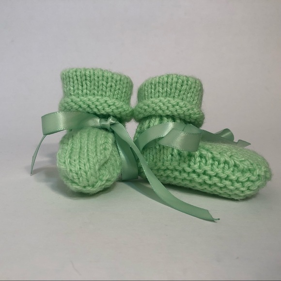 Handmade green baby booties and hat 👶 - Picture 4 of 7